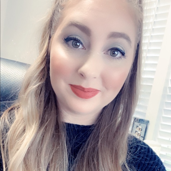 Meet your Posher, Hailey - Picture 2 of 8